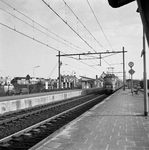 857760 Gezicht op de perrons van het N.S.-station Voorburg te Voorburg, met een electrisch treinstel mat. 1954 ...